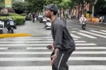 😂有点逗 欧文过马路时展示&ldquo;防守脚步&rdquo;