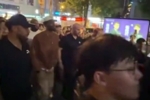 接地气！欧文在成都街头溜达 和球迷亲切地打招呼