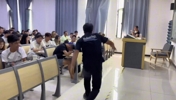 真能提升自信！社恐大一新生自我介绍结束时直接杀出一记&ldquo;Siu&rdquo;